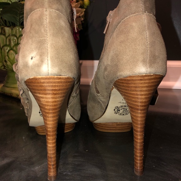 NEW-ZiGiny “Ruffle” platform heel-Dark Stone-sz 9 - Picture 4 of 7